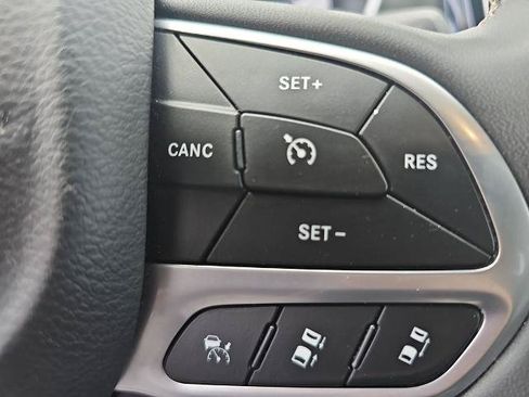 Used 2024 Chrysler Pacifica Touring-L FWD image 18
