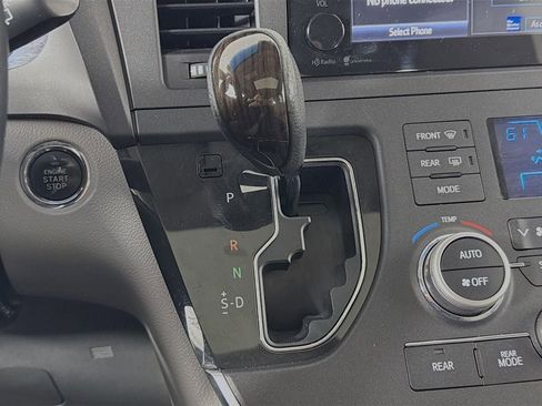 Used 2015 Toyota Sienna XLE image 17