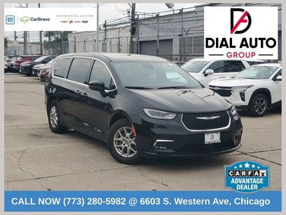 Used 2025 Chrysler Pacifica Select