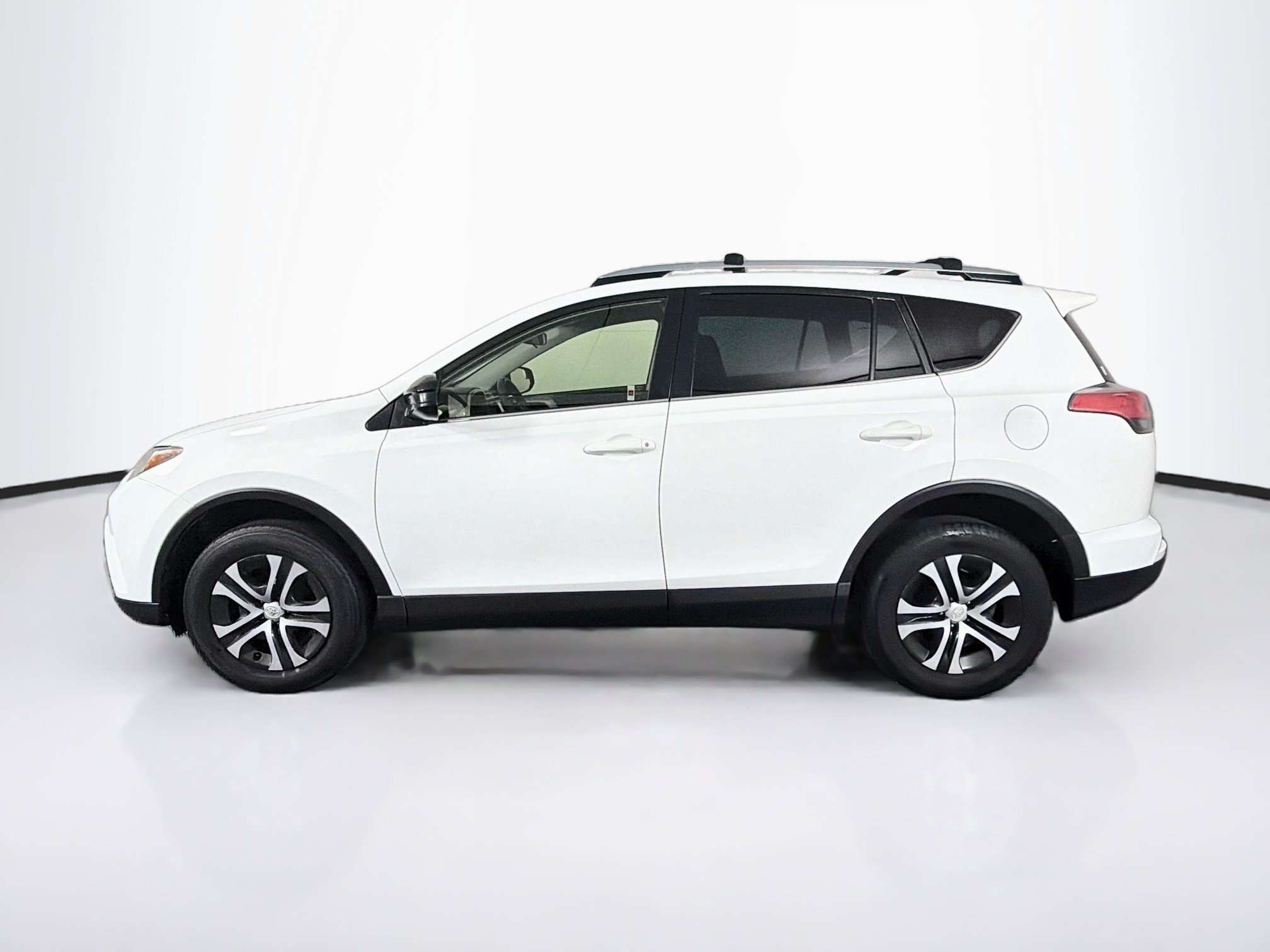 Used 2018 Toyota RAV4 LE w/ All Weather Liner Package FWD image 4
