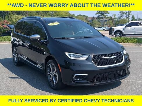 Used 2022 Chrysler Pacifica Pinnacle AWD/4WD image 3