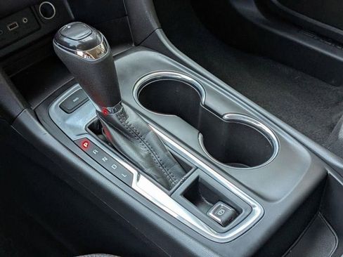 Used 2020 Chevrolet Equinox LT image 18