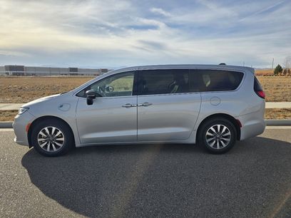 Used 2024 Chrysler Pacifica Select