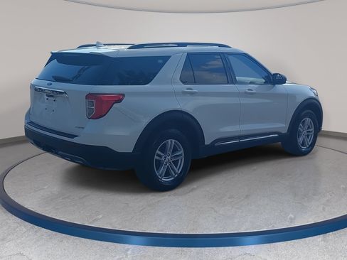Used 2022 Ford Explorer XLT w/ Equipment Group 202A AWD/4WD image 5