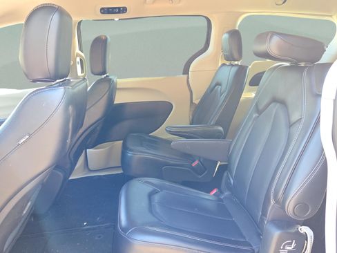 Used 2023 Chrysler Pacifica Touring-L FWD image 10