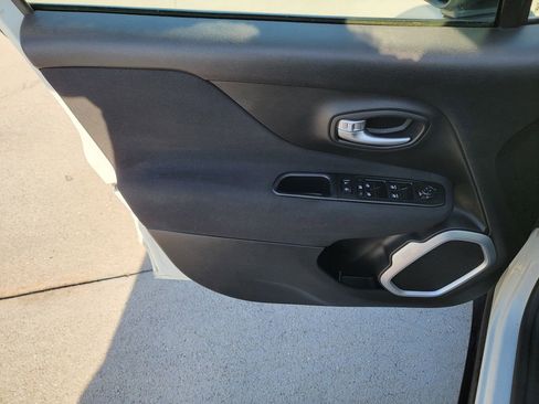Used 2019 Jeep Renegade Latitude FWD image 19