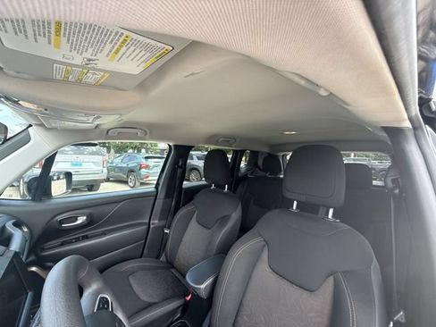 Used 2023 Jeep Renegade Latitude AWD/4WD image 19