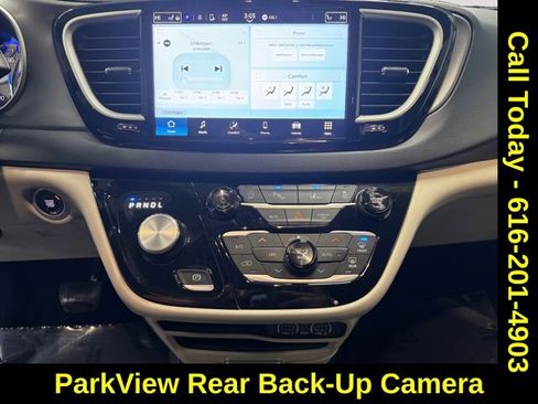 Used 2024 Chrysler Pacifica Touring-L image 5