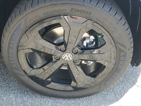 New 2025 Volkswagen Taos SEL image 10