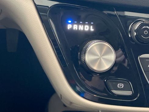 Used 2023 Chrysler Pacifica Touring-L FWD image 19