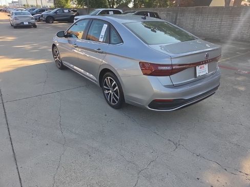 Used 2025 Volkswagen Jetta SE FWD image 8