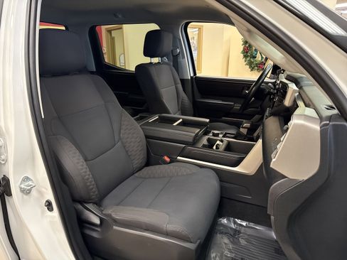 Used 2022 Toyota Tundra SR5 w/ SR5 Convenience Package AWD/4WD image 17