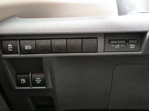 Certified 2023 Toyota Sienna LE FWD image 18