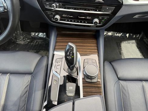 Used 2018 BMW 530e xDrive AWD/4WD image 18