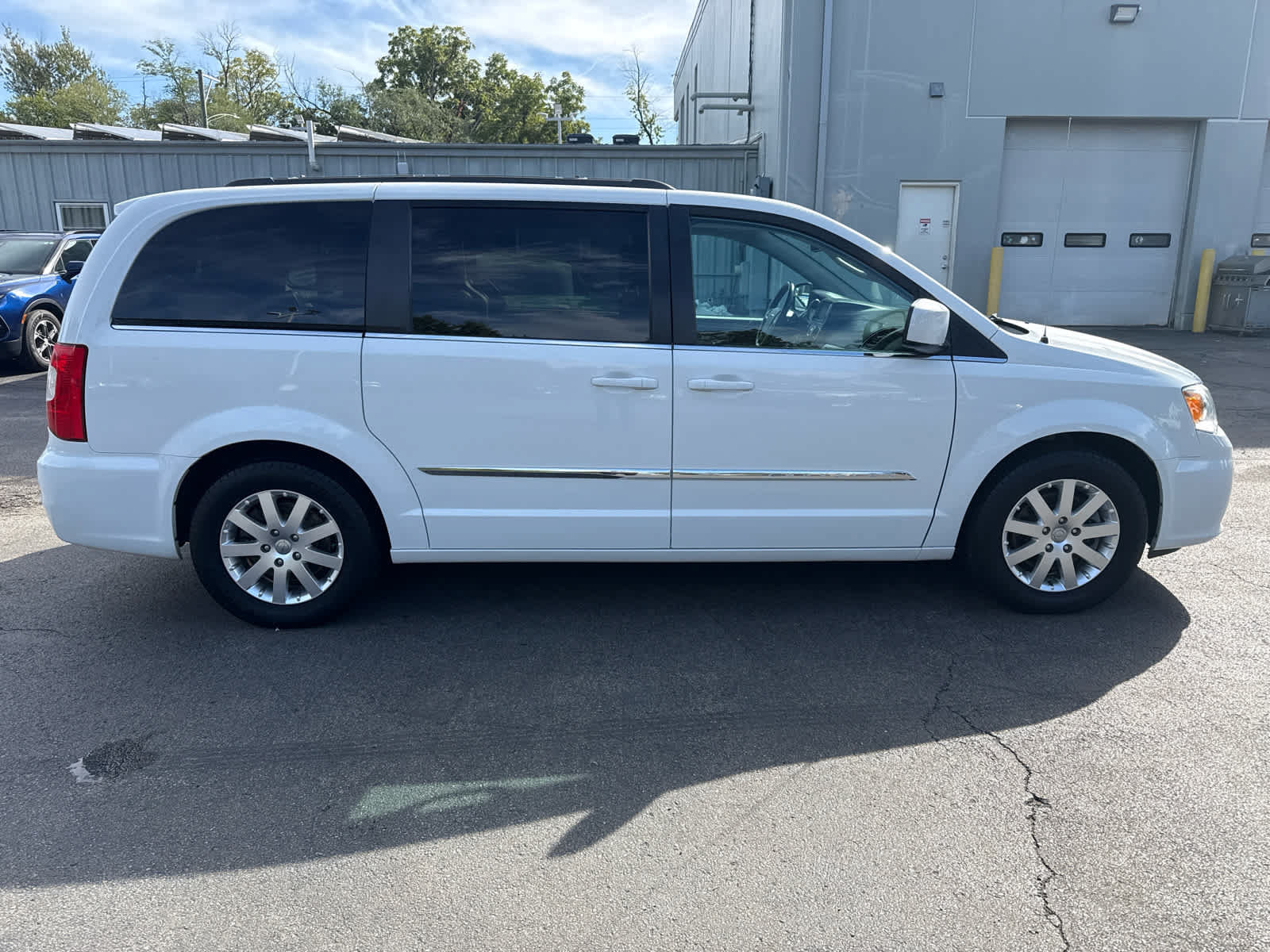 Used 2016 Chrysler Town & Country Touring FWD image 2