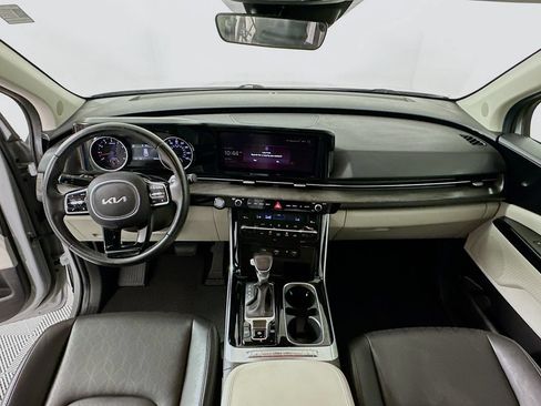 Used 2024 Kia Carnival EX FWD image 3