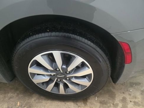 Used 2023 Chrysler Pacifica Touring-L image 11