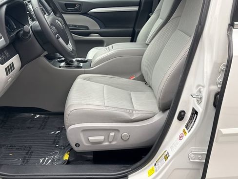 Used 2017 Toyota Highlander Plus AWD/4WD image 11