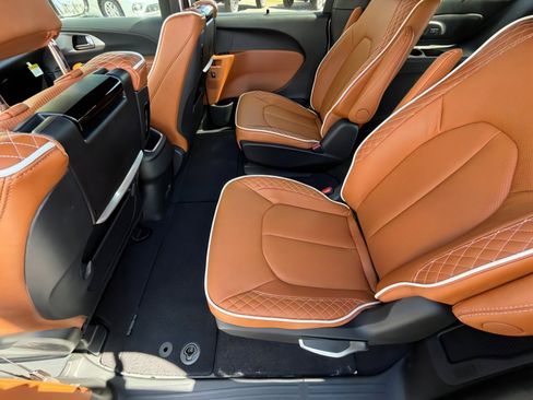 New 2026 Chrysler Pacifica Pinnacle FWD image 12