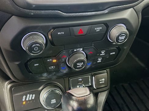 Used 2018 Jeep Renegade Limited w/ UConnect 8.4 Nav Group AWD/4WD image 16