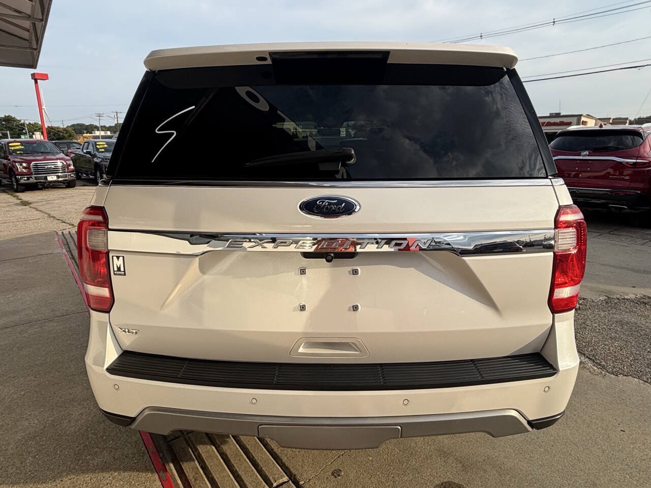 Used 2018 Ford Expedition XLT w/ Equipment Group 202A AWD/4WD image 6