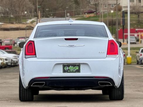 Used 2019 Chrysler 300 Touring w/ Sport Appearance Package image 6
