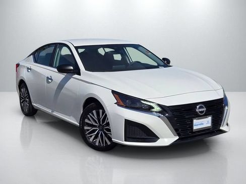 Used 2025 Nissan Altima 2.5 SV FWD image 1