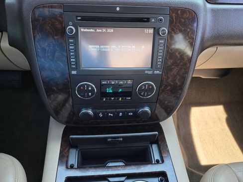 Used 2013 GMC Sierra 2500 Denali w/ Suspension Package, Off-Road AWD/4WD image 16