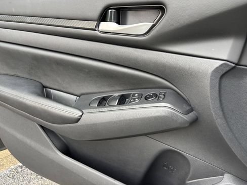 Used 2025 Nissan Altima 2.5 SV FWD image 18