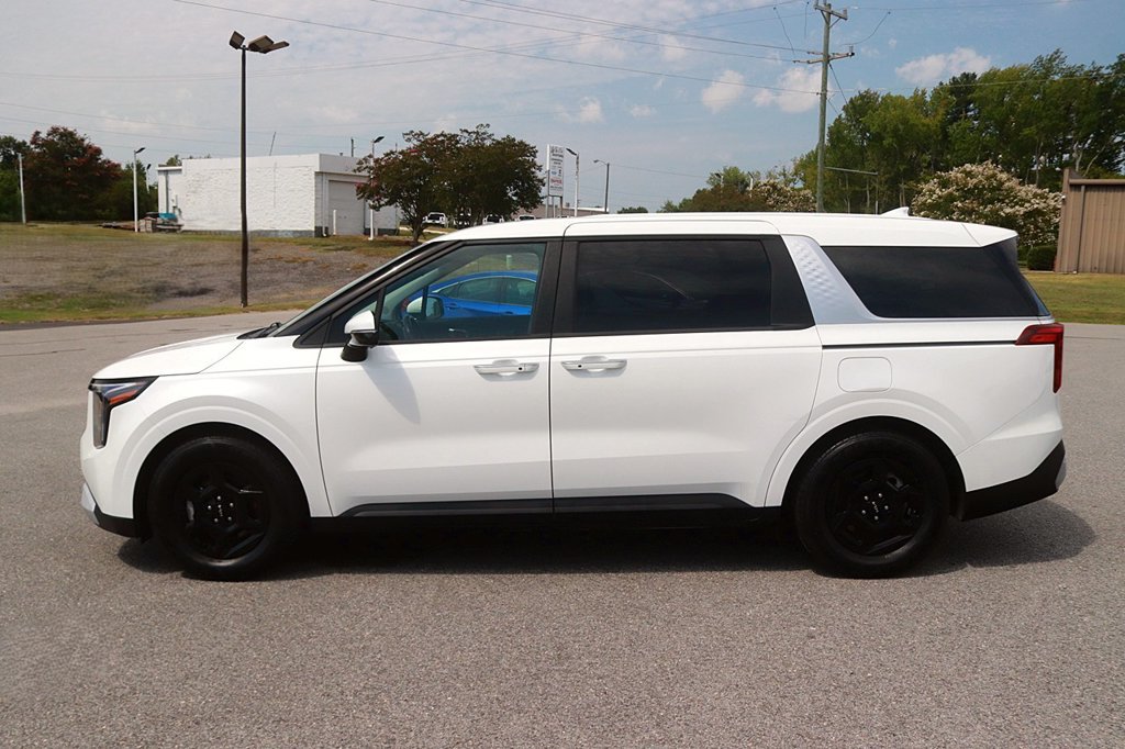 Used 2025 Kia Carnival FWD image 4