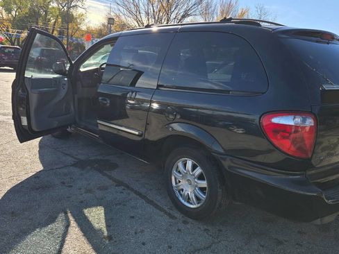 Used 2007 Chrysler Town & Country Touring image 10