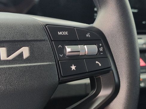 Used 2025 Kia K4 LXS image 25