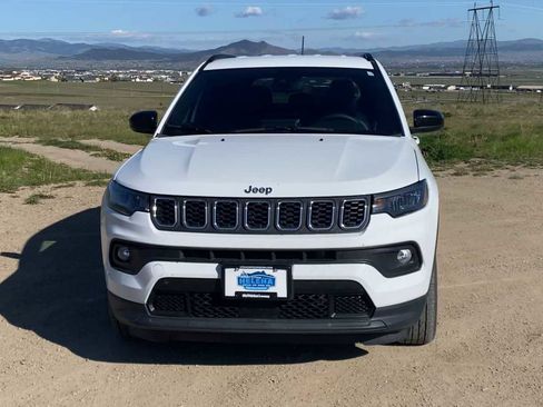 Used 2025 Jeep Compass Latitude AWD/4WD image 3