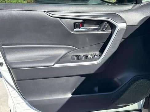 Used 2021 Toyota RAV4 XLE Premium image 18