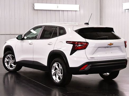 Used 2024 Chevrolet Trax LS w/ LS Convenience Package image 5