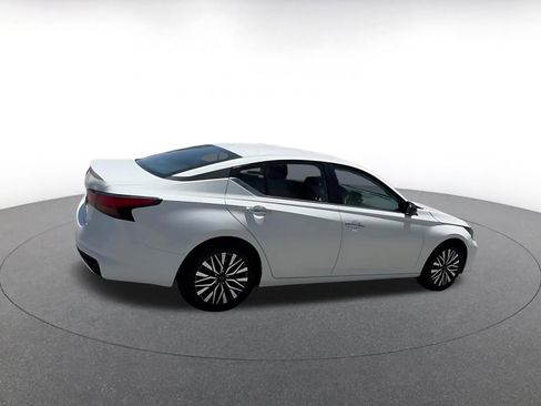 Used 2025 Nissan Altima 2.5 SV FWD image 15