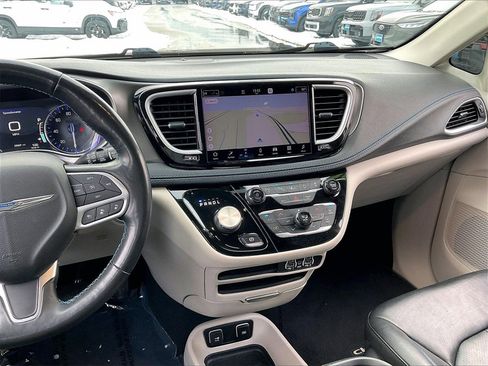 Used 2021 Chrysler Pacifica Touring-L w/ Premium & Safety Sphere Group image 18