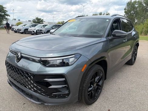 Used 2025 Volkswagen Tiguan SE R-Line AWD/4WD image 1