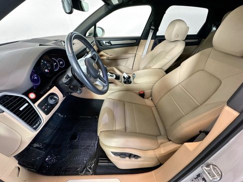 Certified 2023 Porsche Cayenne Platinum Edition image 5