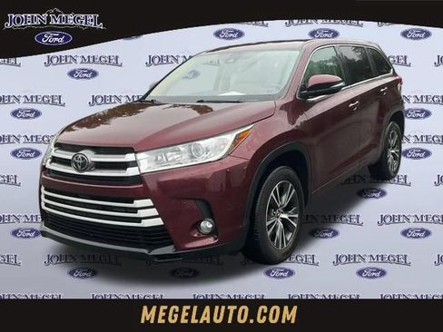 Used 2017 Toyota Highlander Plus FWD image 1