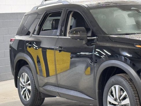 New 2025 Nissan Pathfinder SL image 4
