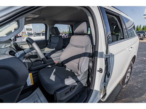 New 2025 Ford Expedition Active image 8