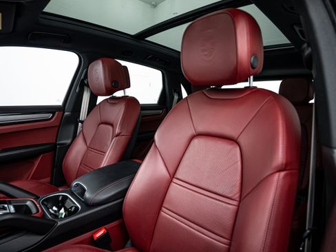 Certified 2022 Porsche Cayenne Platinum Edition image 21