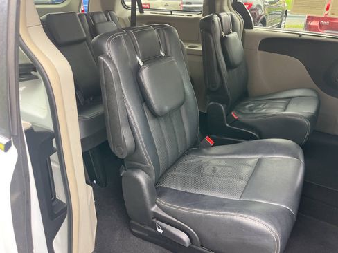Used 2014 Chrysler Town & Country Touring-L FWD image 29