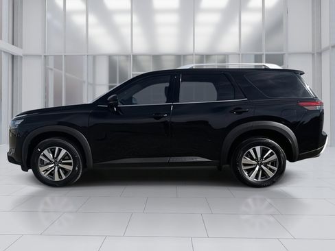 New 2025 Nissan Pathfinder SL image 2