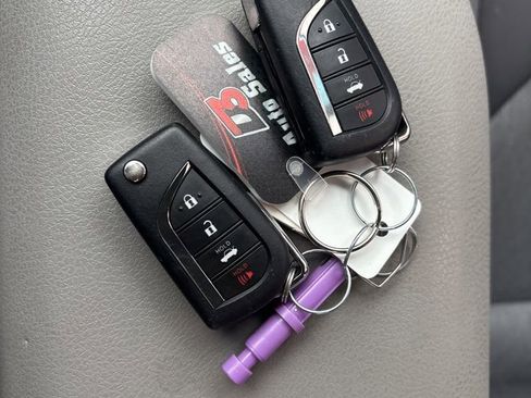 Used 2022 Toyota Camry LE image 23