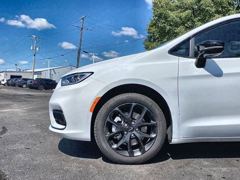 Used 2024 Chrysler Pacifica Limited w/ S Appearance Package image 11