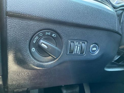 Used 2022 Chrysler 300 Touring w/ Sport Appearance Package image 31