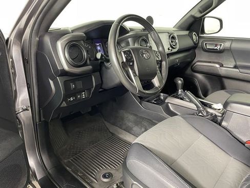 Used 2022 Toyota Tacoma TRD Off-Road w/ Technology Package AWD/4WD image 3