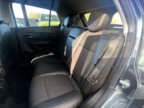 Used 2022 Chevrolet Trax LT w/ LT Convenience Package image 18